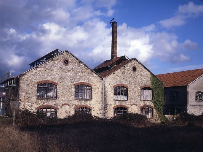 Pignons sud-ouest des bâtiments des fours avant restauration (1988).