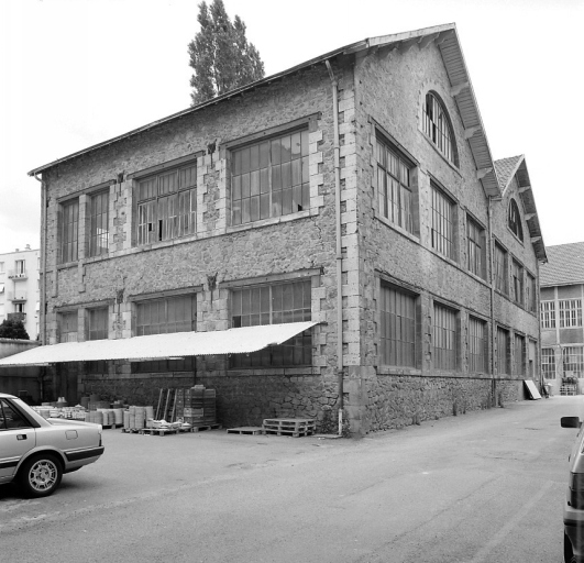 Atelier de mécanique, musée et archives (anciens fours désaffectés) vus du sud-est.