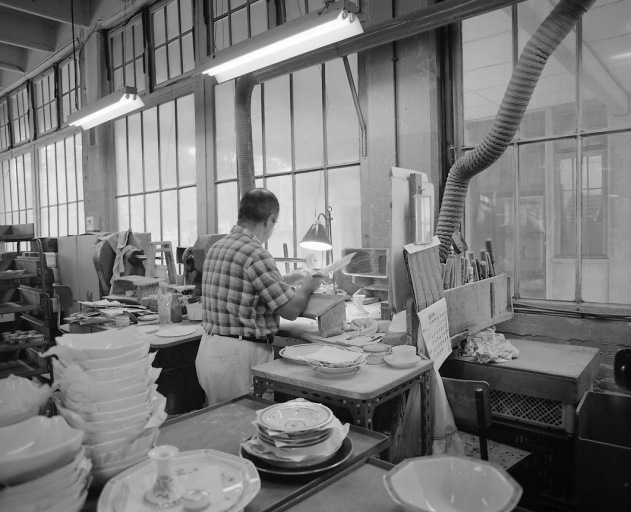 Atelier de polissage des pièces : poste de travail d'un useur de grains.