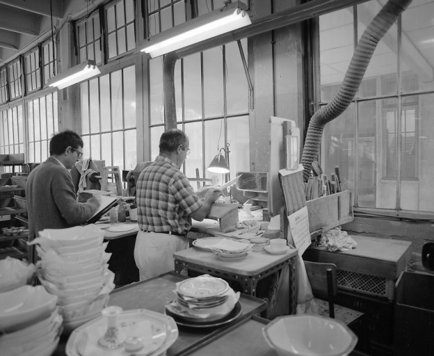 Atelier de polissage des pièces : poste de travail d'un useur de grains.