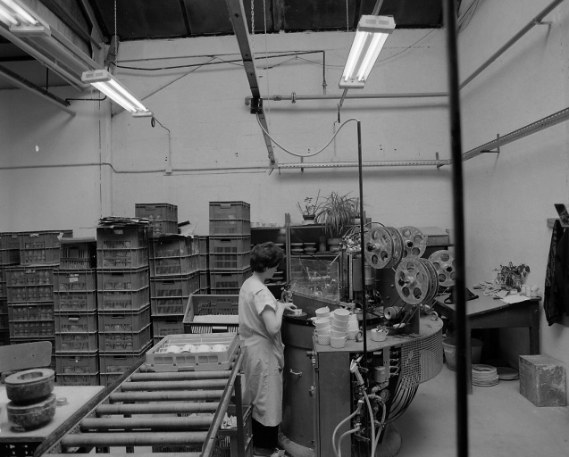 Atelier de finition du blanc : polissage du bord des tasses (produit fini).