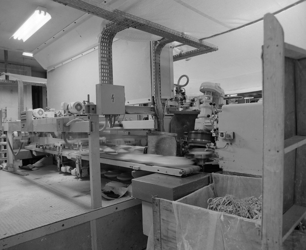 Atelier de fabrication : fabrication des assiettes en continu sur machine NETZSCH.