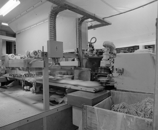 Atelier de fabrication : fabrication des assiettes en continu sur machine NETZSCH (calibreuse).