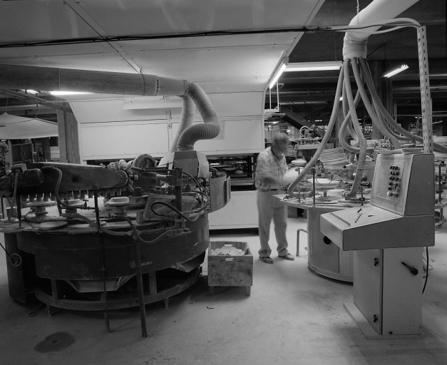 Atelier de fabrication : machine CASBURT. 'Choisissage' des assiettes et finition.