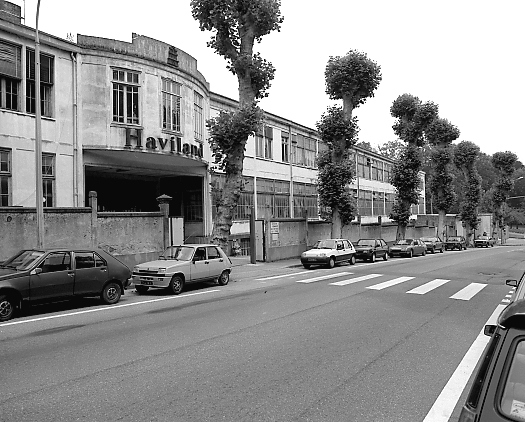 Façade de l'usine, avenue Emile-Labussière. A gauche les bureaux et la salle d'exposition, à droite l'atelier de décor (rez-de-chaussée) et un magasin (étage).