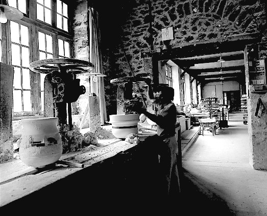 Atelier de calibrage : fabrication des moules (calibreuse à main).