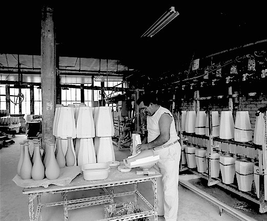 Coulage de vases : opération du démoulage.