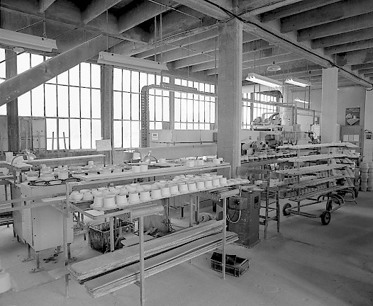 Atelier de coulage : calibreuse à tasses NETZSCH (Bâtiment G). Chaîne de fabrication automatique.