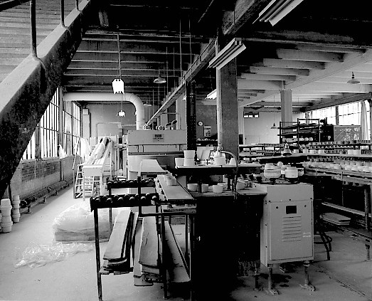 Atelier de coulage : calibreuse à tasses NETZSCH (Bâtiment G). Chaîne de fabrication automatique.