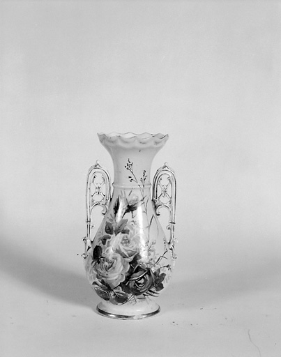 Vase à fleurs en porcelaine. Face. Décor floral. (H : 30 cm).