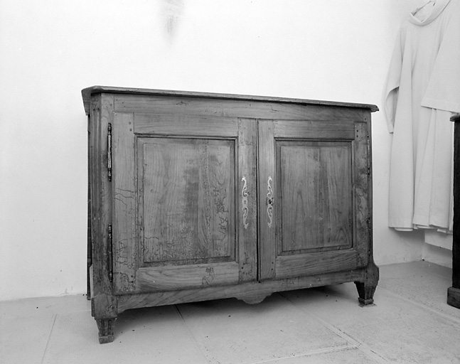 Commode fermée.