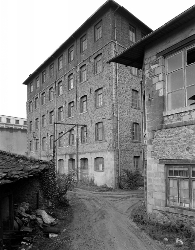 Le bâtiment dit 'de Madagascar' (anciens ateliers de séchage) vu du nord-est, depuis le chantier de construction du centre commercial Saint-Martial. A droite, l'angle de l'ancien bâtiment des fours à globe n° 12 à 15.