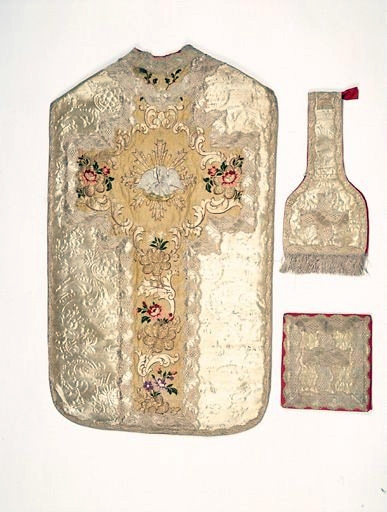 Vue d'ensemble avec la chasuble vue de dos.