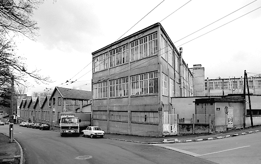 L'usine vue depuis l'est, au carrefour des rues Théophile-Gautier et de Messine. A gauche le bâtiment des fours. Au centre et à droite, les ateliers de coulage, calibrage, et finissage.