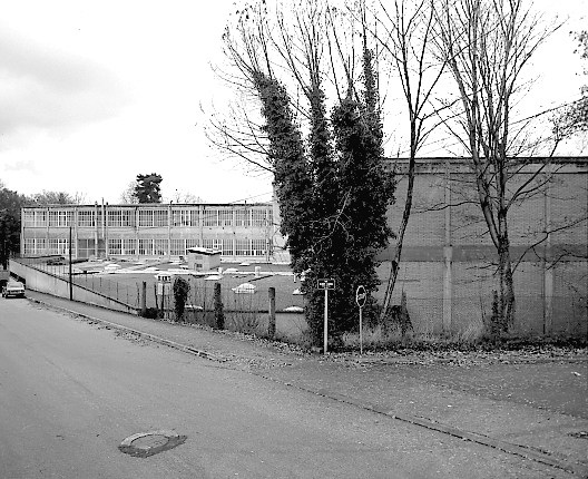 Les ateliers de finissage, calibrage, coulage et atelier de fours (sous le toit-terrasse) vus du nord-est, à l'angle des rues de Messine et Albert-Camus.