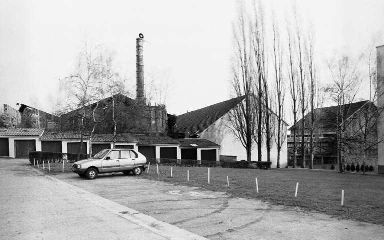 Ancien four n° 16 et dépôts (ancien bâtiment de fours) vus depuis la résidence La Fontaine (vu depuis l'ouest).