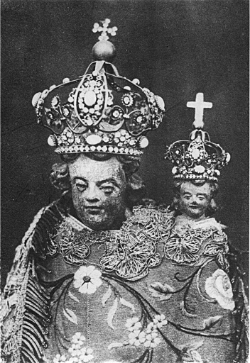 Statuette vêtue et couronnée.