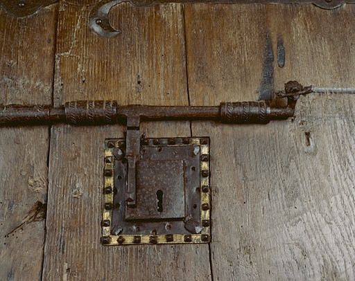 Détail de la serrure du battant de droite, et du verrou en position de fermeture. - (c) Région Nouvelle-Aquitaine, Inventaire général du patrimoine culturel