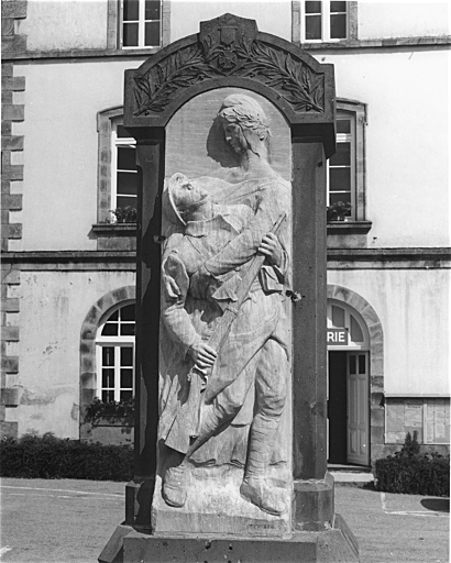 Détail du bas-relief signé Jean Camus.