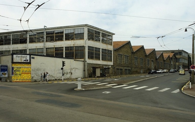 Usine vue depuis le carrefour de l'avenue Emile-Labussière et la rue Théophile-Gautier. A gauche l'atelier de décor (rez-de-chaussée) et le magasin (étage), au centre le bâtiment des fours, à droite les ateliers de finissage et calibrage.