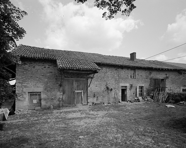 Chantelauve. Ferme en bloc à terre avec logis et grange-étable sous un même toit continu. Porte de grange surmontée d'une avancée de toit formant auvent. Cadastre de 1981, section YE, parcelle 11a.