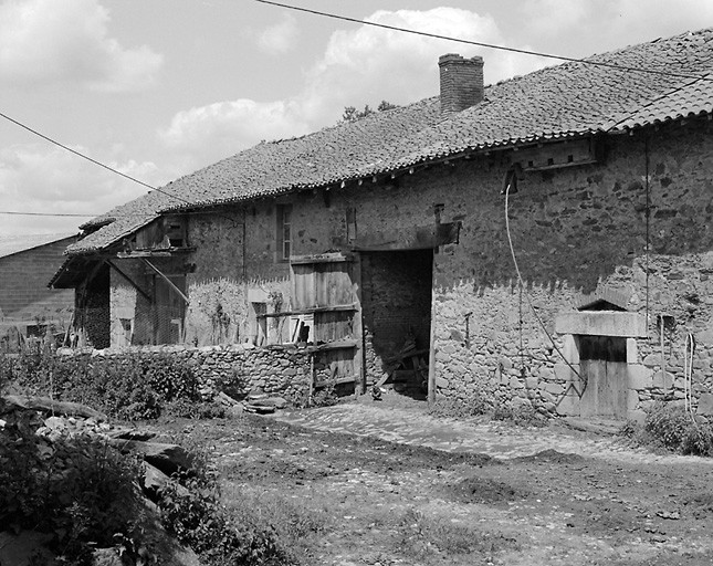 Chantelauve. Vue partielle d'un ensemble de deux fermes disposées dans le même alignement. Grange-étable de la ferme située à gauche comportant un prolongement de toit, formant auvent et aménagé en pigeonnier. Cadastre de 1981, section YE, parcelle 11a.