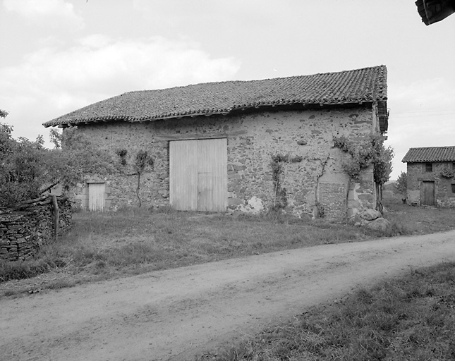 Grange-étable dont la partie droite a été aménagée ultérieurement en logis. Cadastre de 1981, section G1, parcelle 173.