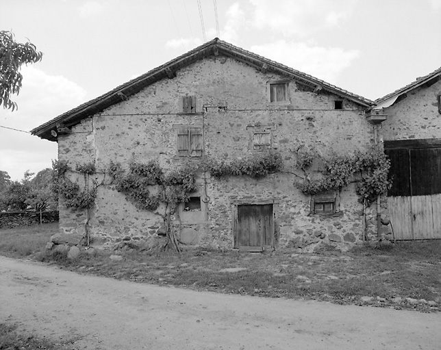 La Prade. Grange-étable dont une partie a été aménagée ultérieurement en logis. Vue d'ensemble du mur pignon et des baies à encadrement en bois, percées pour l'aménagement du logis. Cadastre de 1981, section G1, parcelle 173.