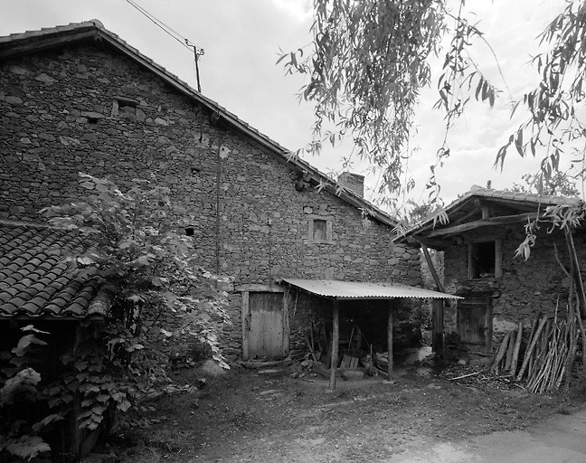 Puy Magnot. Ancienne ferme avec baies du logis aménagées dans le mur pignon. Cadastre de 1981, section G1, parcelle252.
