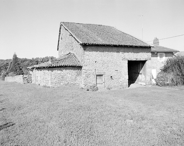 Le Bos-Vieux. Ancienne maison avec tour en demi hors oeuvre, remaniée et dont une partie est transformée en grange. Elévation sud-est. Cadastre de 1981, section YN. parcelle 75.