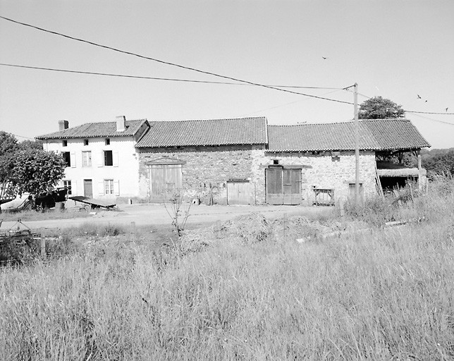 Séreilhac, le Gatinaud. Ferme en bloc à terre avec logis et grange-étable disposés sous deux toits distincts.