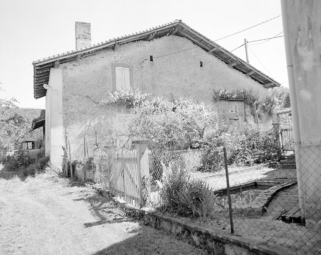 La Monnerie. Ferme en bloc à terre avec portes de logis et de grange-étable aménagées dans le mur pignon. Cadastre de 1981, section B1, parcelle 112.