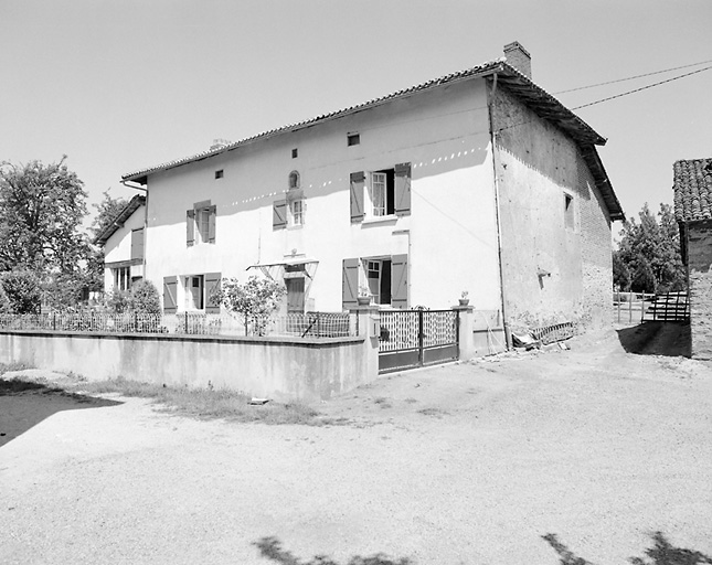 La Chauzadie. Logis de ferme à élévation de type A et à trois travées. Cadastre de 1981, section ZR, parcelle 82.