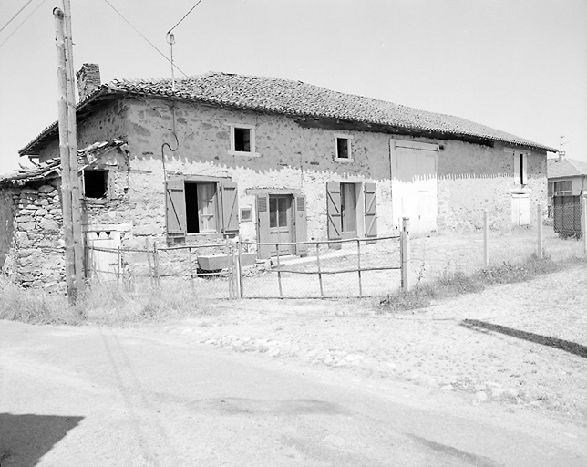 La Roudie. Ferme en bloc à terre avec toit continu à croupe. Cadastre de 1981, section D3, parcelle 628, 629.