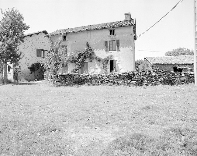 Séreilhac, la Roussille. Ferme en éléments dissociés.