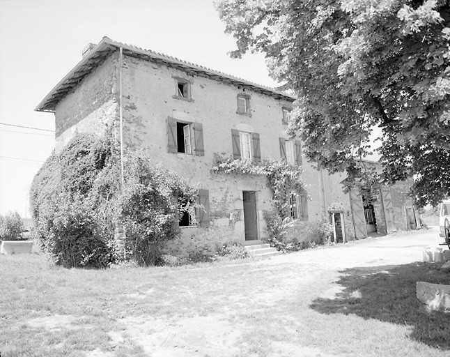 La Roussille. Ferme en bloc à terre. Logis à élévation de type A, à trois travées. Cadastre de 1981, section ZP, parcelle 135.