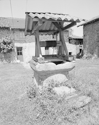 Frégefond. Puits découvert.
