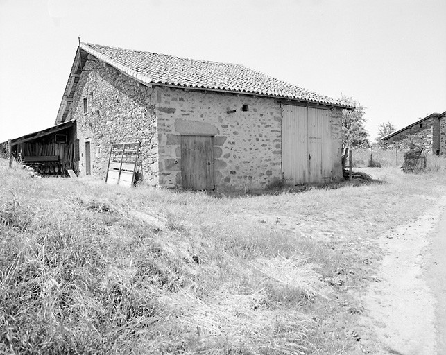 Séreilhac, Frégefond. Ferme en bloc à terre.