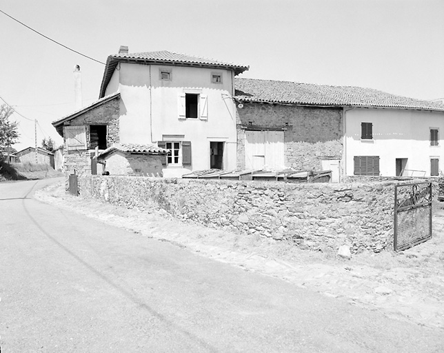 Frégefond. Ferme en bloc à terre. Logis avec façade dans mur de croupe. Cadastre de 1981, section C1, parcelle 89.