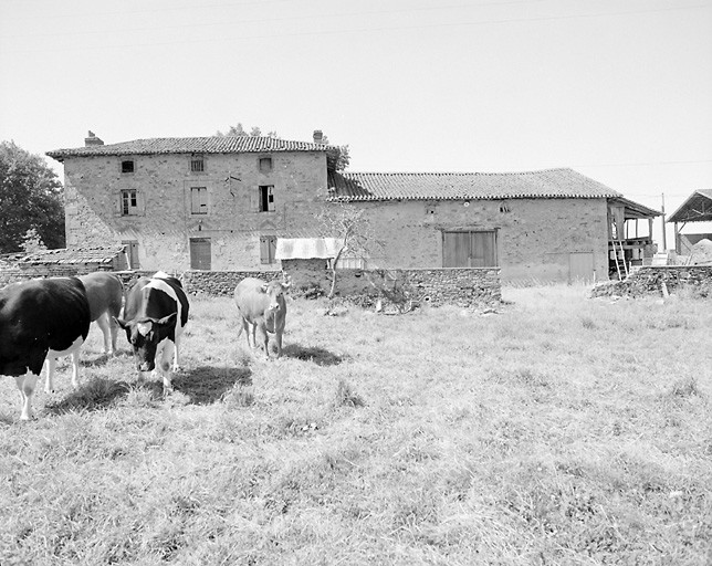 Les Tuileries. Ferme en bloc à terre avec logis et grange-étable sous deux toits différents. Logis à élévation de type A, à trois travées et avec toit à croupe.