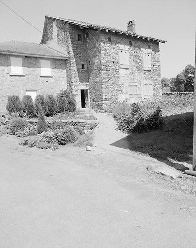 Le Bos-Vieux. Ancienne maison, avec tour en demi hors oeuvre, remaniée et dont une partie est transformée en grange. Elévation ouest. Cadastre de 1981, section YN, parcelle 75.