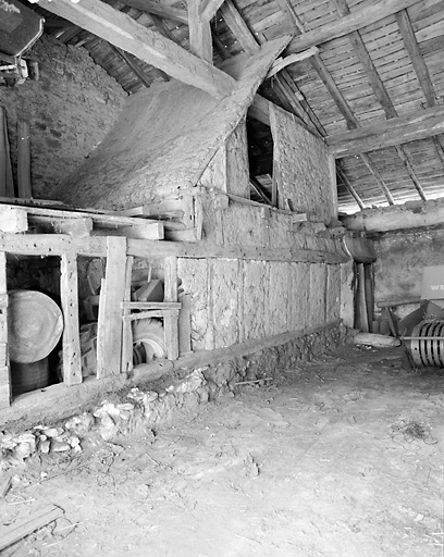 Frégefond. Ancienne ferme. Intérieur de la grange montrant l'aménagement d'un petit logis fait de mur en torchis et pan de bois. Cadastre de 1981, section C1, parcelle 97.