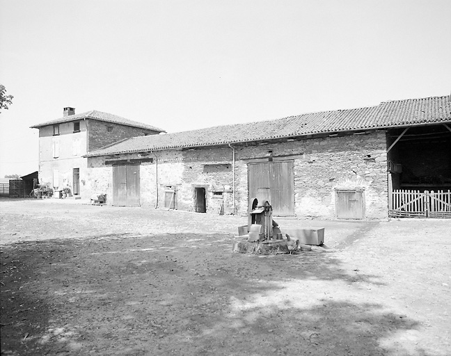 Les Seychas. Ferme en bloc à terre. Logis à élévation de type A, à deux travées, dans mur de croupe. Cadastre de 1981, section ZP, parcelle 79.