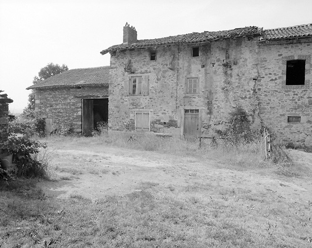 Saint-Martin-le-Vieux, Bord. Logis de ferme présentant, au niveau supérieur du mur de façade, des pièces de bois, ayant probablement servi à supporter une avancée du versant du toit.