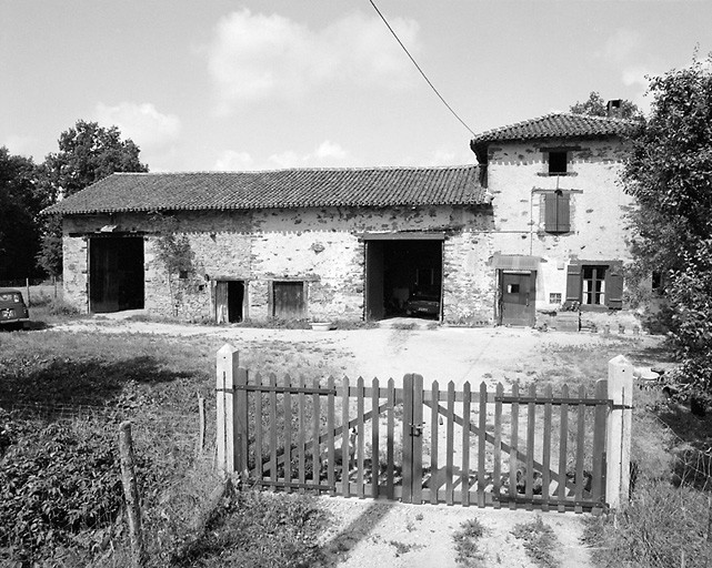 Saint-Martin-le-Vieux, Chantecaille. Logis de ferme avec façade dans mur de croupe.