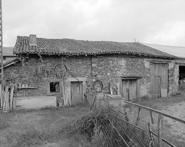 Saint-Martin-le-Vieux, Puycheny. Ferme en bloc à terre avec logis et grange-étable disposés sous un même toit.