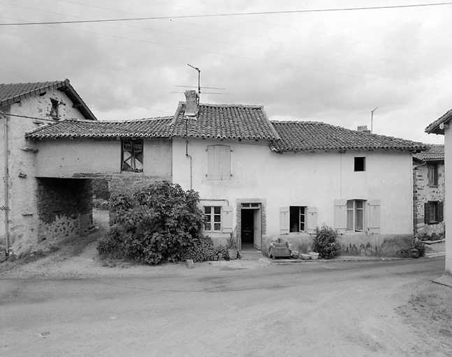 Saint-Martin-Le Vieux, le Breuil. Passage couvert.