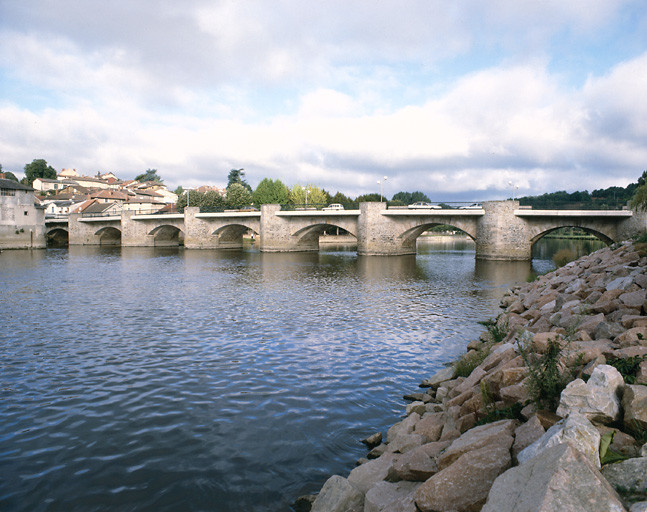 Vue d'ensemble du pont, en amont, depuis la rive droite de la Vienne.