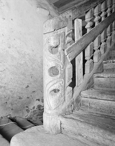 Intérieur du château. Détail du départ de la rampe d'escalier.