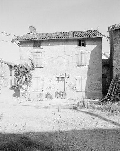 Bosmie-l'Aiguille, Bosmie. Logis de ferme avec baies à encadrement en bois.